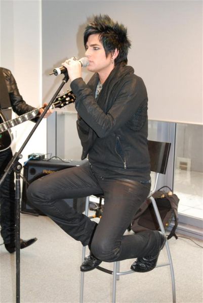 Adam-Lambert-Nova-acoustic-116102.jpg