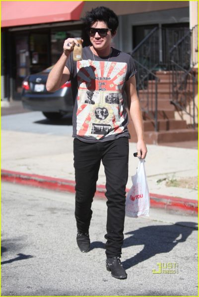 adam-lambert-frappuccino-01.jpg
