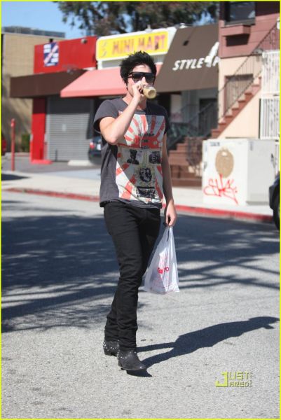 adam-lambert-frappuccino-04.jpg