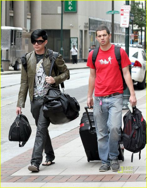 adam-lambert-glam-nation-pennsylvania-autographs-03.jpg