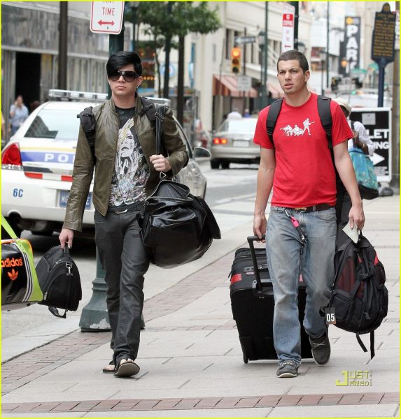 adam-lambert-glam-nation-pennsylvania-autographs-05.jpg
