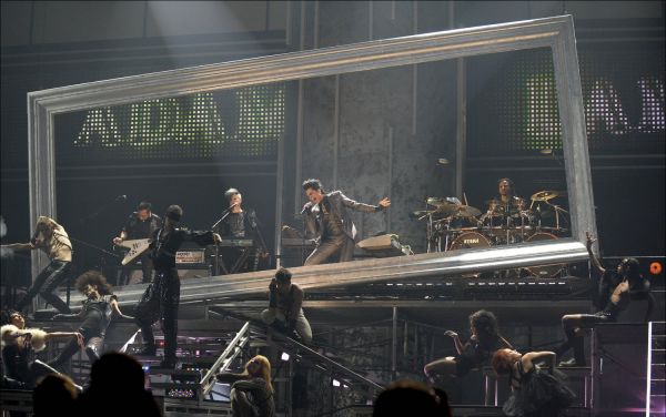 97503_Adam_Lambert_-_2009_American_Music_Awards_1302_122_1138lo.jpg