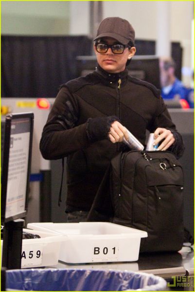 adam-lambert-leave-lax-07.jpg