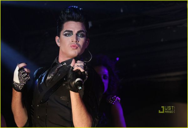 adam-lambert-puckers-up-02b.jpg