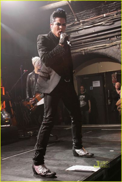 adam-lambert-puckers-up-03.jpg