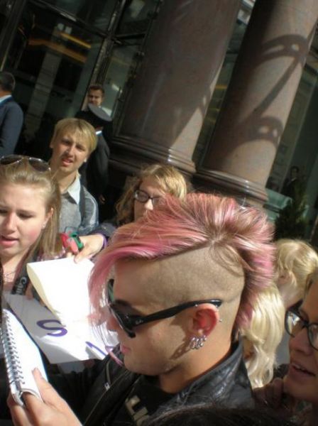 Créditos: Adam Lambert Fan Club
