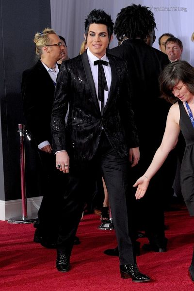 gallery_enlarged-adam-lambert-2010-grammy-awards-red-carpet-photos-02012010-05.jpg