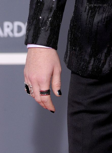 gallery_enlarged-adam-lambert-2010-grammy-awards-red-carpet-photos-02012010-12.jpg