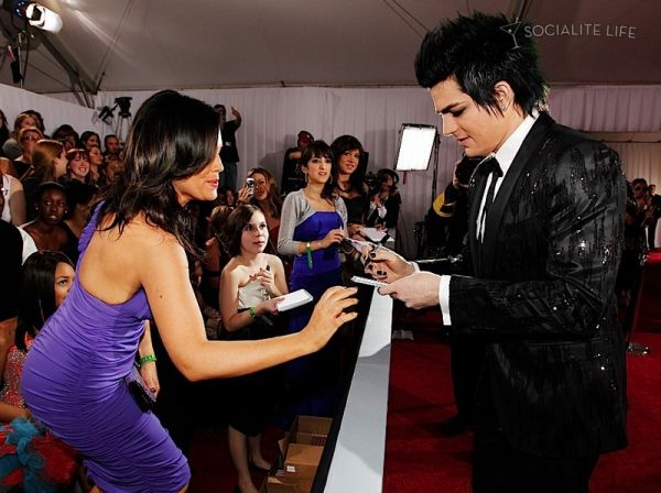 gallery_enlarged-adam-lambert-2010-grammy-awards-red-carpet-photos-02012010-16.jpg