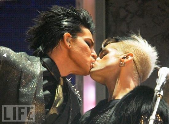 19. Entrelaçando os lábios no palco. O beijo de Lambert com um "dançarino" masculino foi uma inofensiva parte da sua apresentação no American Music Awards. Em outro ponto, ele agarrou o testículo de um dançarino.
