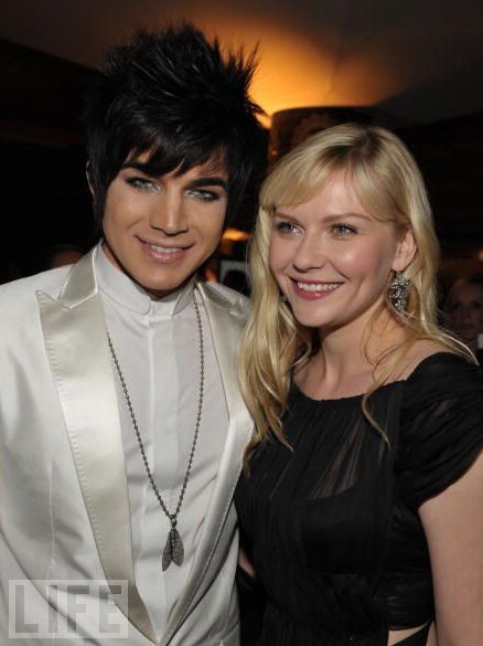 9. Em Hollywood. Lambert e a atriz Kirsten Dunst compareceram num evento de caridade em Janeiro de 2010 em Beverly Hills.
