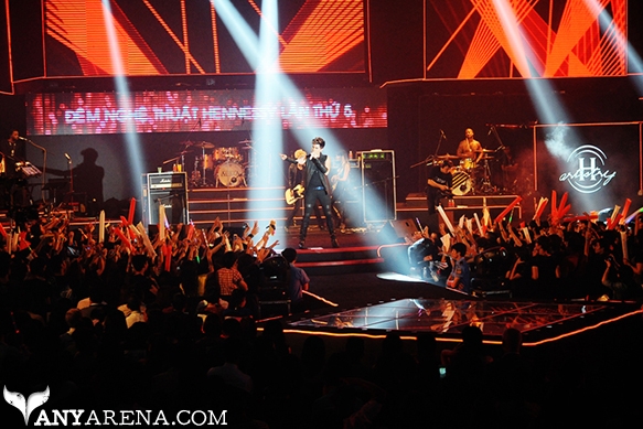 H-ARTISTRY-2013-FEAT-ADAM-LAMBERT_119167.jpg