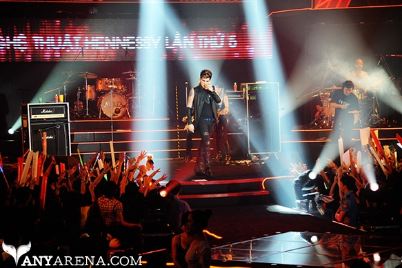 H-ARTISTRY-2013-FEAT-ADAM-LAMBERT_119168.jpg