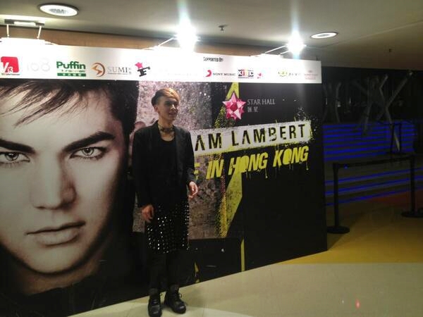 Créditos: Adam Lambert TV
