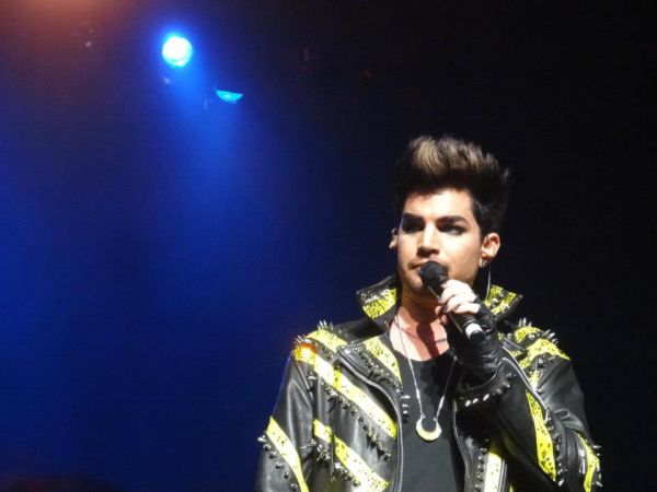 Créditos: Adam Lambert Fan Club
