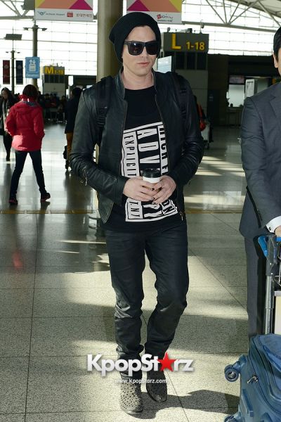 53689-airport-fashion-adam-lambert-leaving-for-japan-concert-after-concludin.jpg