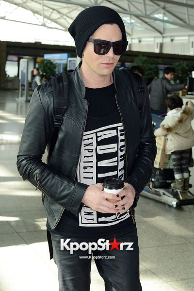 53692-airport-fashion-adam-lambert-leaving-for-japan-concert-after-concludin.jpg