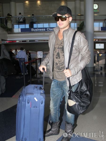 adam-lambert-airport-09252012-02-675x900.jpg