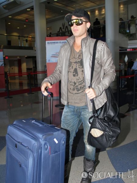 adam-lambert-airport-09252012-03-675x900.jpg