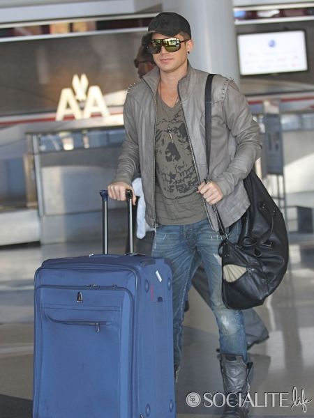 adam-lambert-airport-09252012-08-675x900.jpg