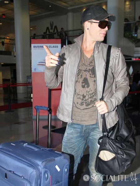 adam-lambert-airport-09252012-10-675x900.jpg