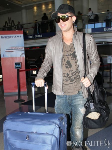 adam-lambert-airport-09252012-11-675x900.jpg