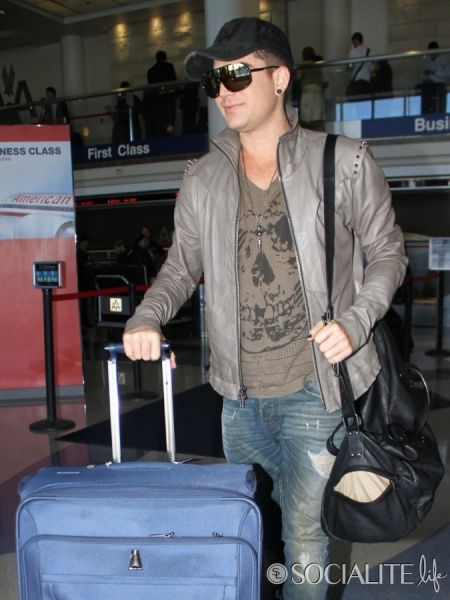 adam-lambert-airport-09252012-12-675x900.jpg