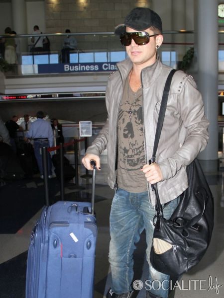 adam-lambert-airport-09252012-13-675x900.jpg