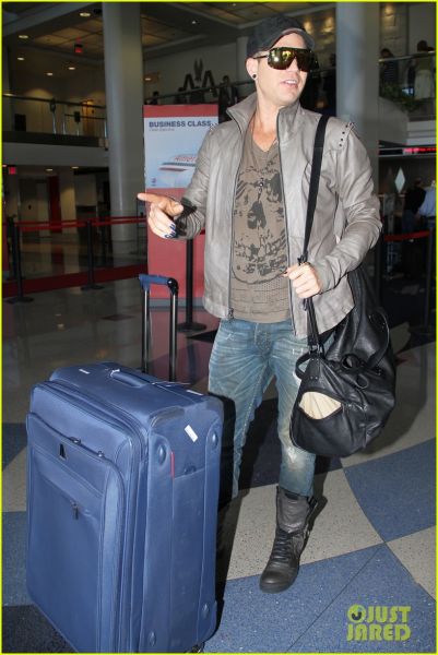 adam-lambert-catches-flight-02.jpg