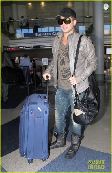 adam-lambert-catches-flight-03.jpg