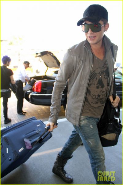 adam-lambert-catches-flight-04.jpg