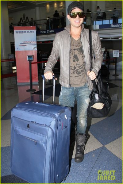 adam-lambert-catches-flight-06.jpg