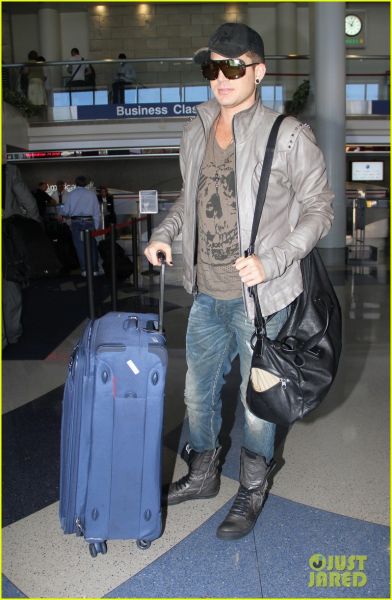 adam-lambert-catches-flight-07.jpg