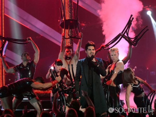 adam-lambert-divas-live-red-carpet-12172012-031-900x675.jpg