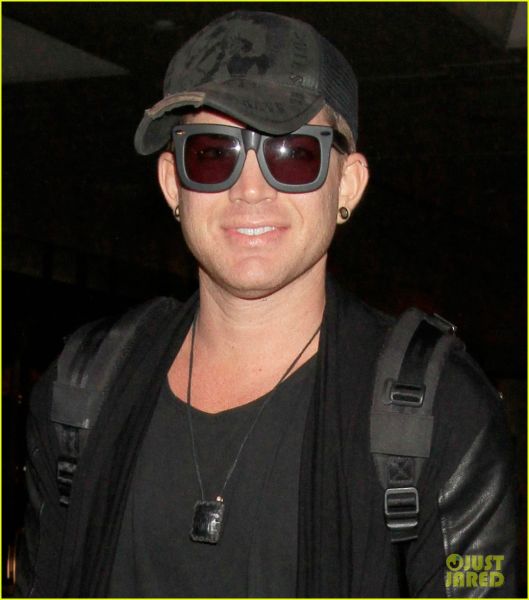 adam-lambert-lax-arrival-after-miami-beach-gay-pride-01.jpg