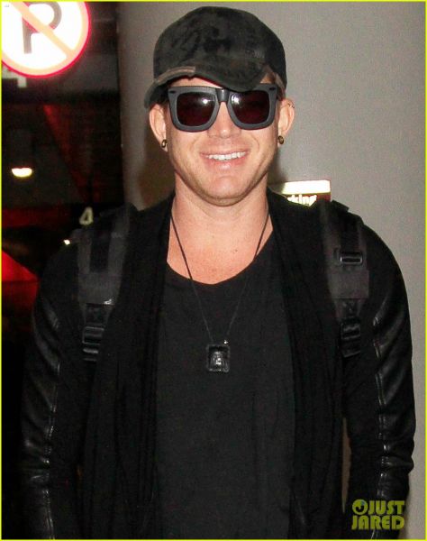 adam-lambert-lax-arrival-after-miami-beach-gay-pride-05.jpg