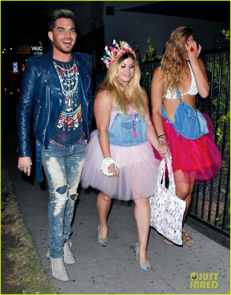 adam-lambert-looks-like-hes-having-a-really-fun-night-with-friends-06.jpg