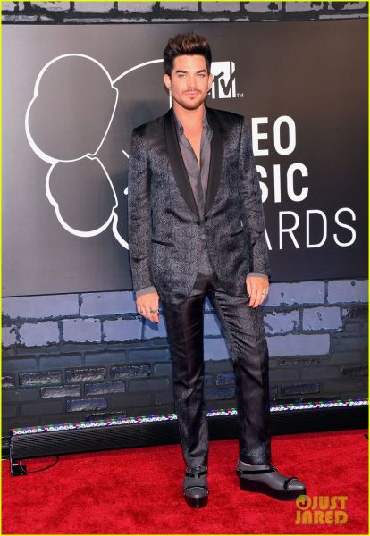 adam-lambert-mtv-vmas-2013-red-carpet-02.jpg