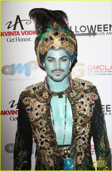 adam-lambert-sultan-at-halloweenie-holiday-concert-02.jpg