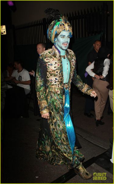 adam-lambert-sultan-at-halloweenie-holiday-concert-03.jpg