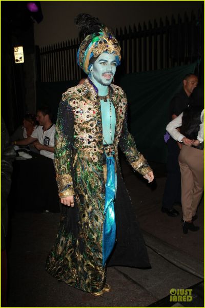 adam-lambert-sultan-at-halloweenie-holiday-concert-06.jpg