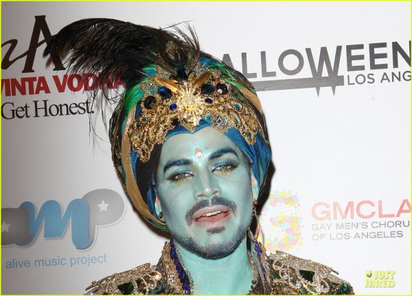 adam-lambert-sultan-at-halloweenie-holiday-concert-15.jpg