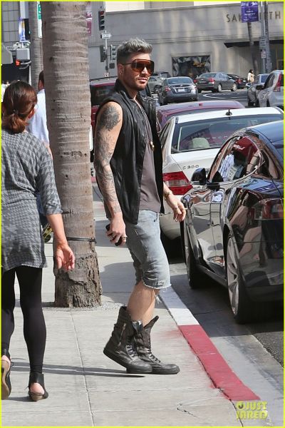 adam-lambert-tattooed-guns-sight-you-can-miss-02.jpg