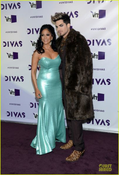 adam-lambert-vh1-divas-host-01~0.jpg