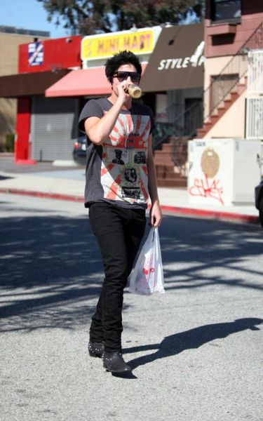 adam-lambert-040710-2.jpg