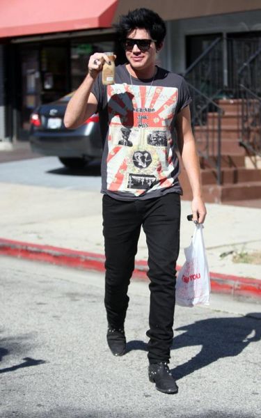 adam-lambert-040710-4.jpg
